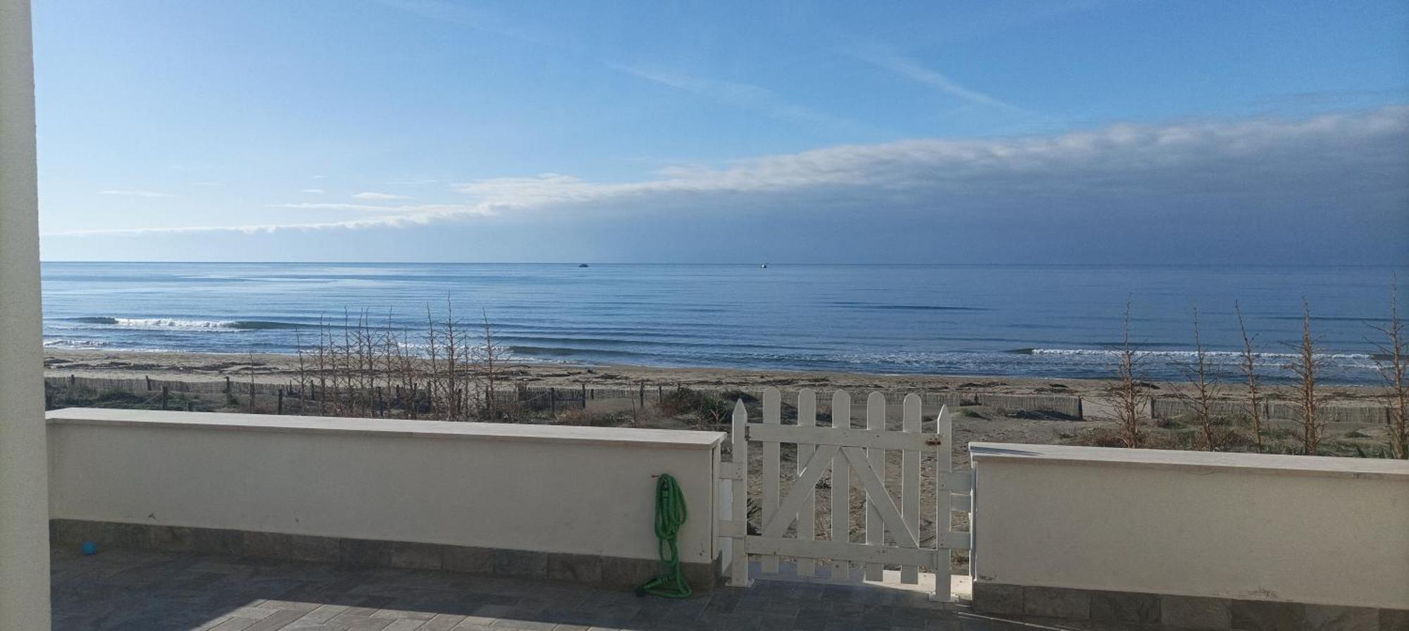 The Suite On The Beach Torvaianica Exterior photo